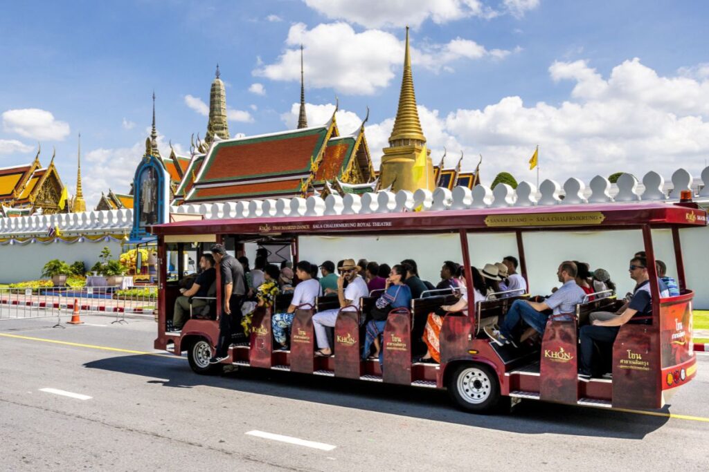 นักท่องเที่ยวต่างชาติ นั่งบนรถบัสชมเมือง บริเวณหน้าพระบรมมหาราชวัง