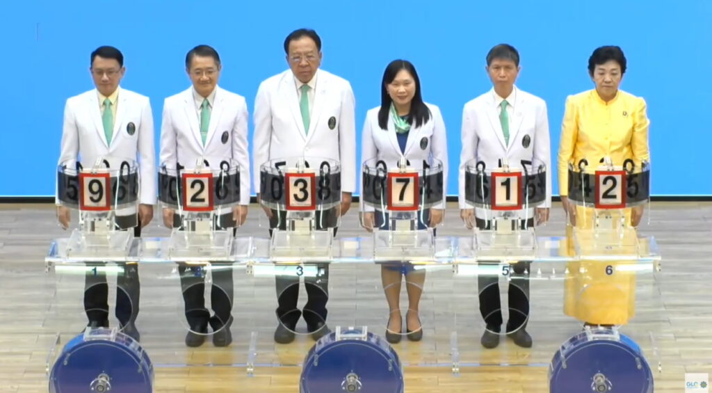 ผู้ช่วยหมุนรางวัล ผู้บริหารจากคณะแพทยศาสตร์ ศิริราชพยาบาล
