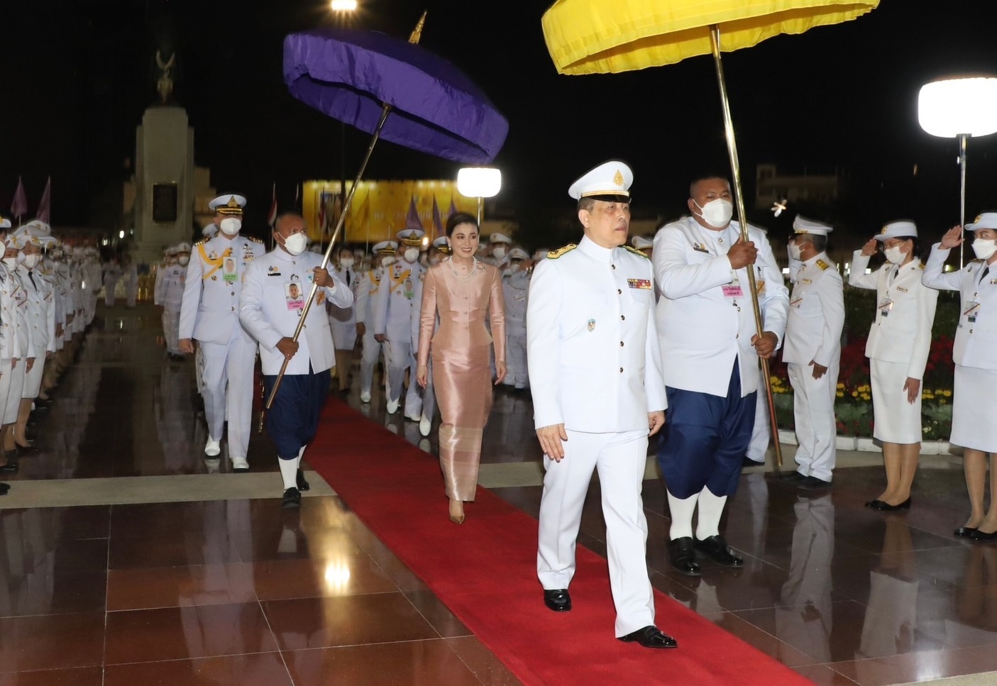 ในหลวง พระราชินี เสด็จฯ ถวายราชสักการะพระบรมราชานุสาวรีย์สมเด็จพระเจ้าตากสิน