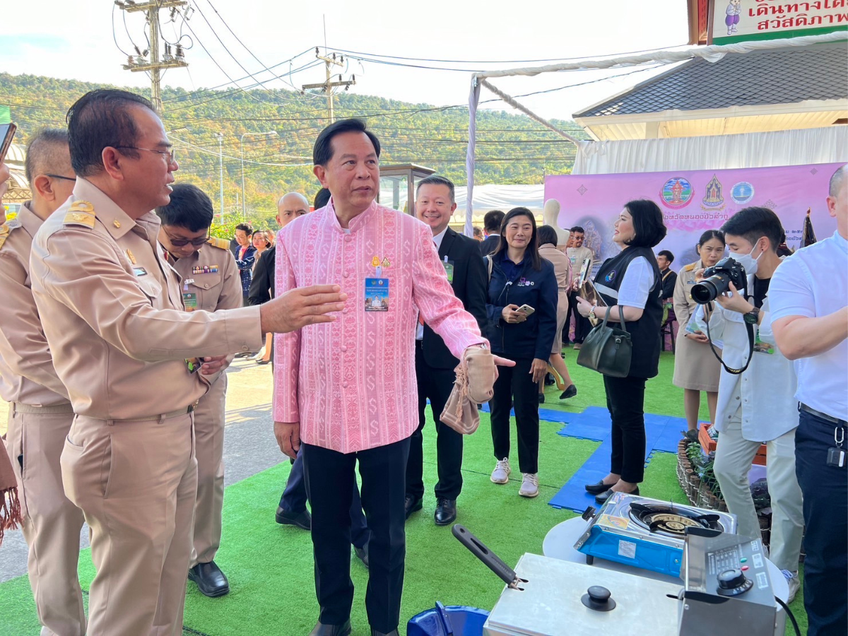 พีระพันธุ์ โชว์ ครม. สัญจร นำเสนอพลังงานแสงอาทิตย์ ลดรายจ่าย-เพิ่มรายได้ให้เกษตรกร