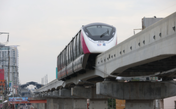 รถไฟฟ้าสายสีชมพู ขบวนรถ รางจ่ายกระแสไฟฟ้าหลุด