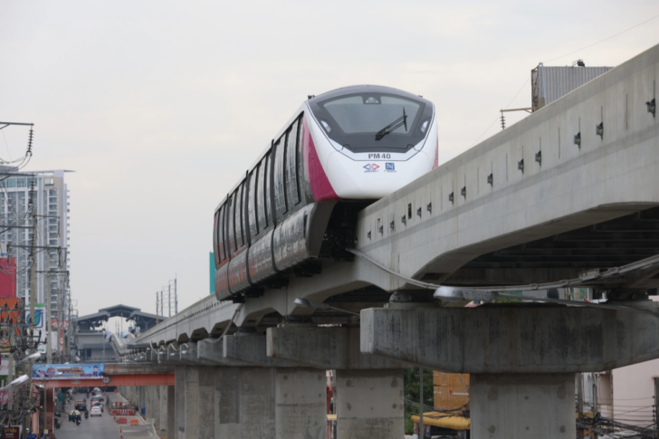 รถไฟฟ้าสายสีชมพู ขบวนรถ รางจ่ายกระแสไฟฟ้าหลุด รถไฟฟ้าสายสีชมพู ขบวนรถ รางจ่ายกระแสไฟฟ้าหลุด