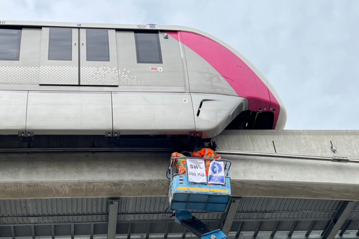รถไฟฟ้าสายสีชมพู รางจ่ายกระแสไฟฟ้าหลุด