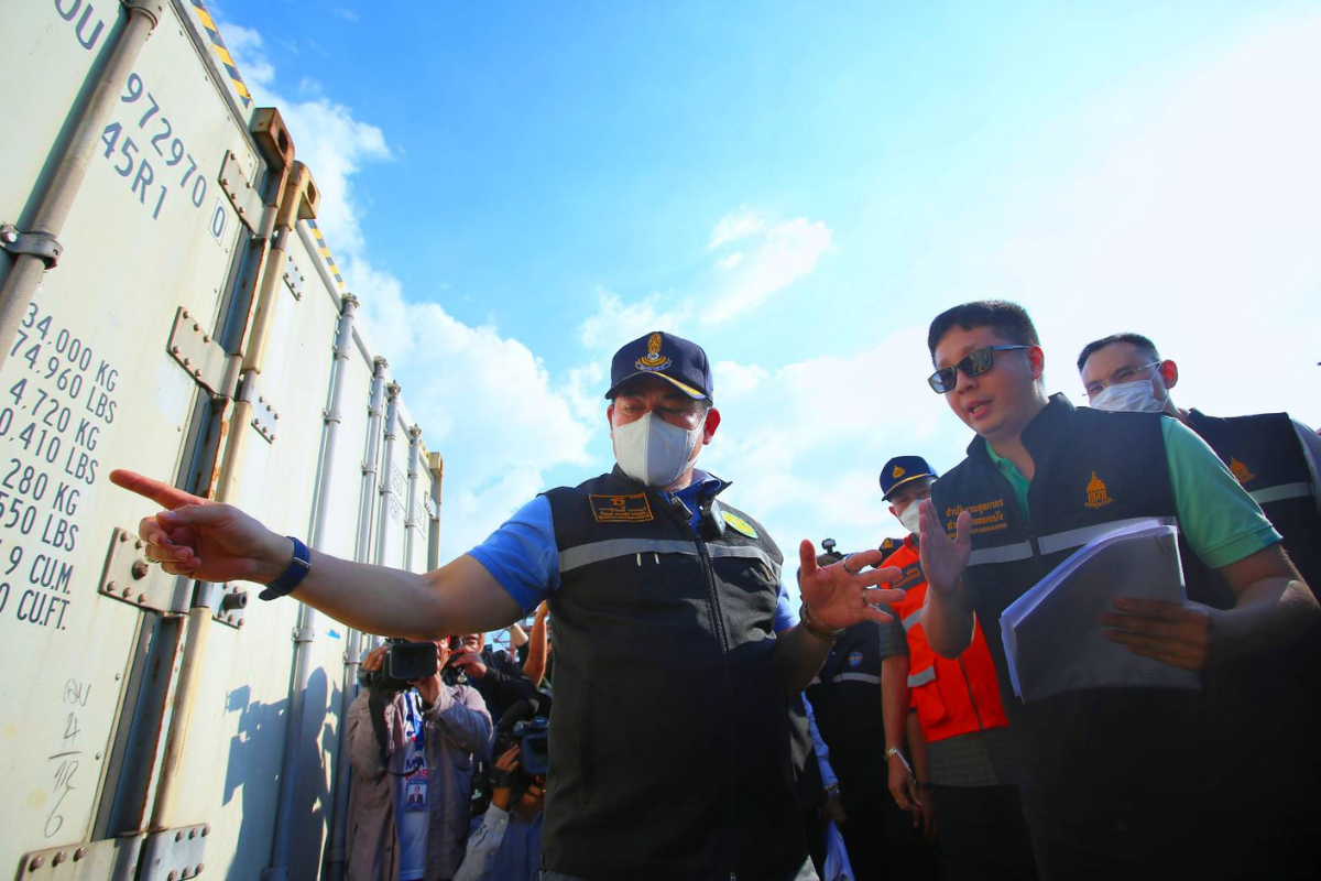 ‘ธรรมนัส’ นำทีม พญานาคราชตรวจด่านท่าเรือแหลมฉบัง สกัด ‘หมูเถื่อน’
