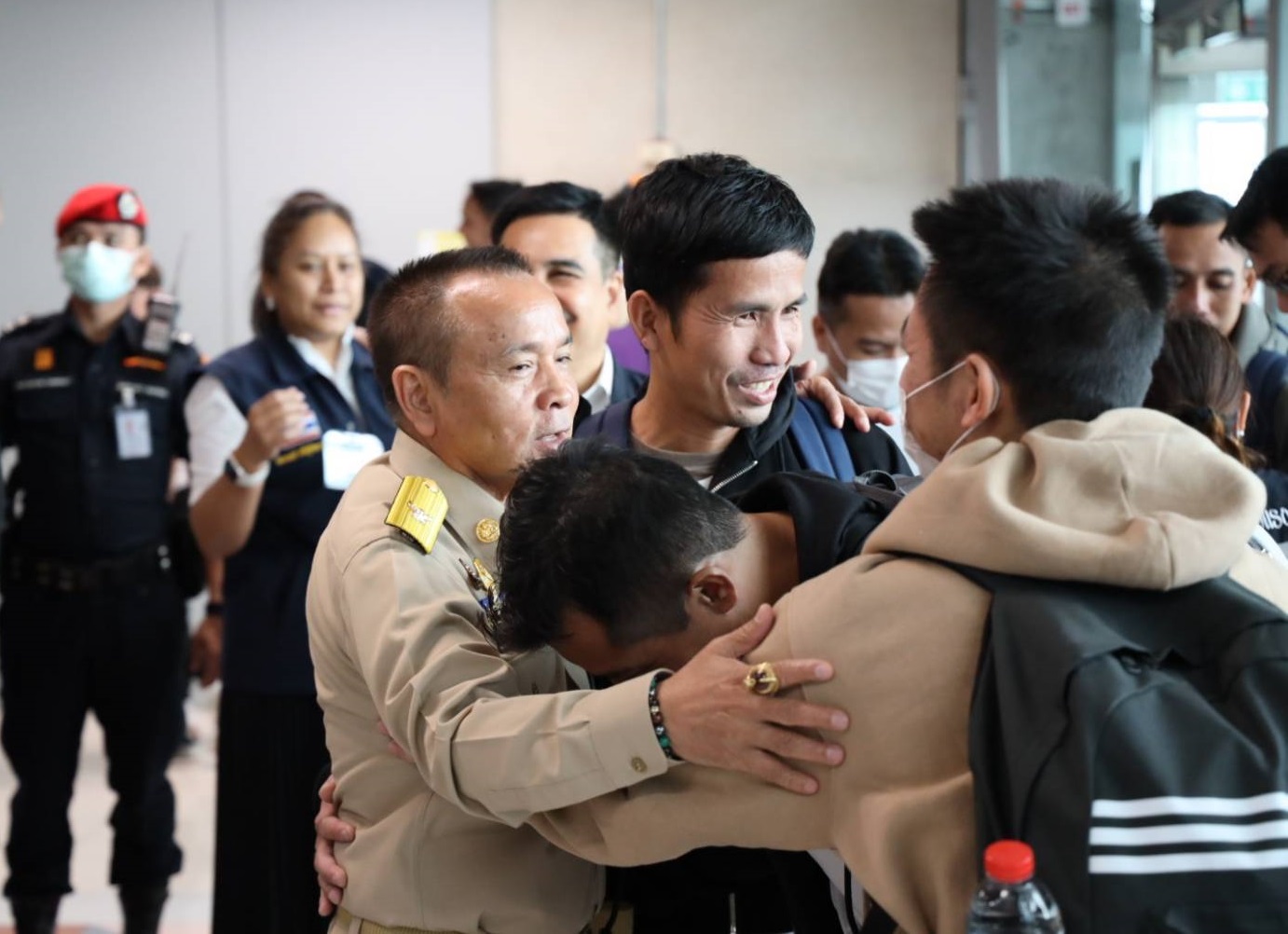 แรงงานไทย 6 คน ถูกฮามาสปล่อยตัวชุดล่าสุด ถึงไทยแล้ว