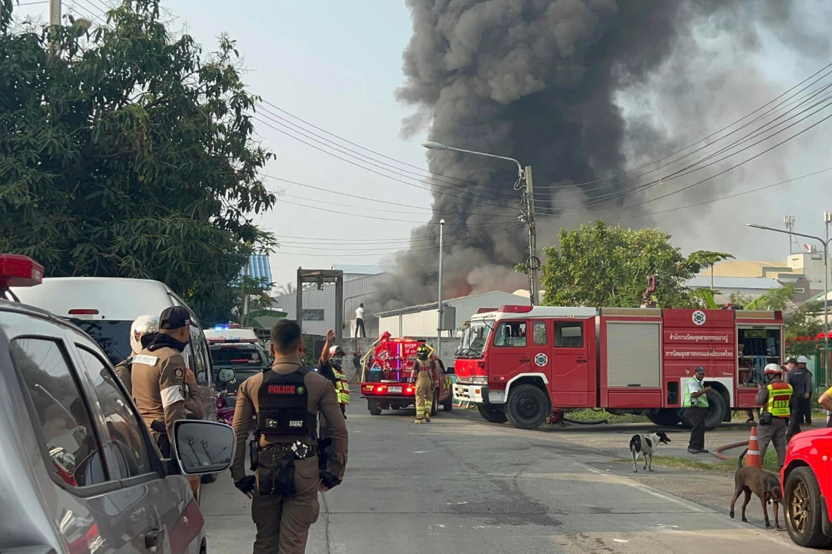 ไฟไหม้โรงงานสารเคมี ในนิคมอุตสาหกรรมบางปู เร่งอพยพประชาชน