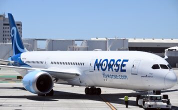 เครื่องบินโบอิ้ง 787-9 ของสายการบิน Norse Atlantic Airways กำลังถูกลากจูงออกจากเกต ในเที่ยวบินปฐมฤกษ์ระหว่างลอส แอนเจลิส - ออสโล ภาพถ่ายเมื่อ 10 สิงหาคม 2022