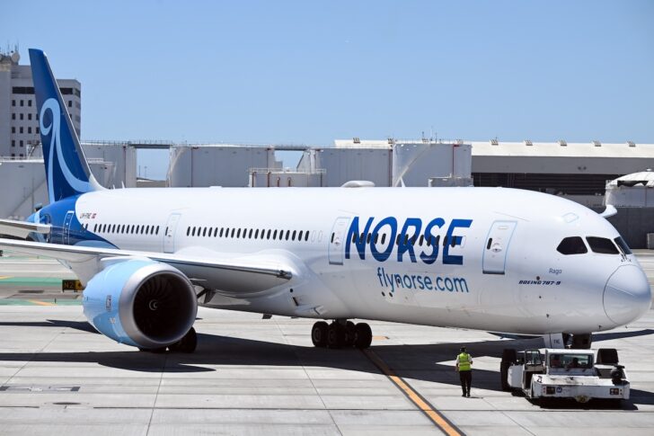 เครื่องบินโบอิ้ง 787-9 ของสายการบิน Norse Atlantic Airways กำลังถูกลากจูงออกจากเกต ในเที่ยวบินปฐมฤกษ์ระหว่างลอส แอนเจลิส - ออสโล ภาพถ่ายเมื่อ 10 สิงหาคม 2022