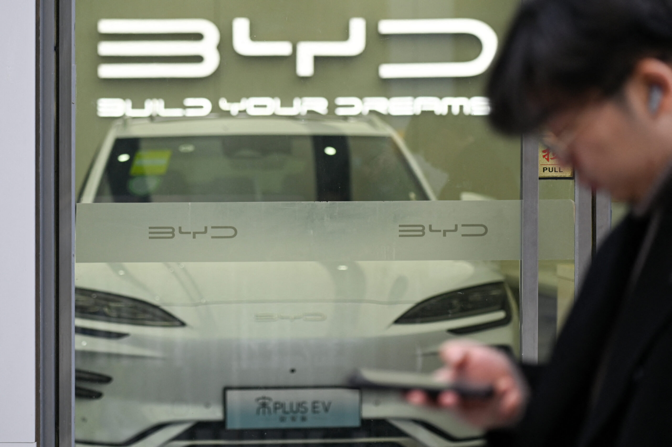 BYD ซื้อใจดีลเลอร์อัดฉีดเม็ดเงินก้อนโต หลังทำยอดขายแซงชนะ Tesla