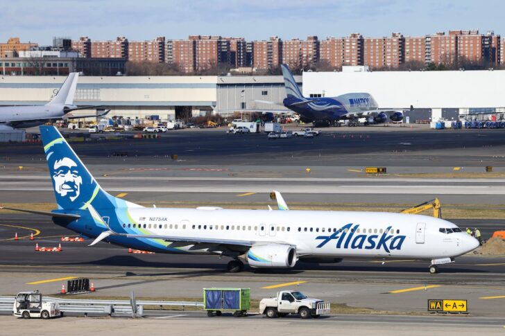 เครื่องบินโบอิ้ง 737-900 ER สายการบิน Alaska Airlines ก่อนบินขึ้น (Take-off) ที่ท่าอากาศยานจอห์น เอฟ เคเนดี้ (JFK)