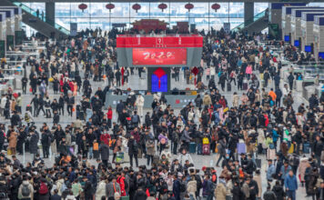 สถานีรถไฟเจิ้งโจว จีน เดินทางตรุษจีน