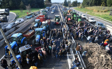 เกษตรกรฝรั่งเศสปิดถนน