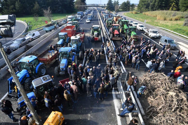 เกษตรกรฝรั่งเศสปิดถนน
