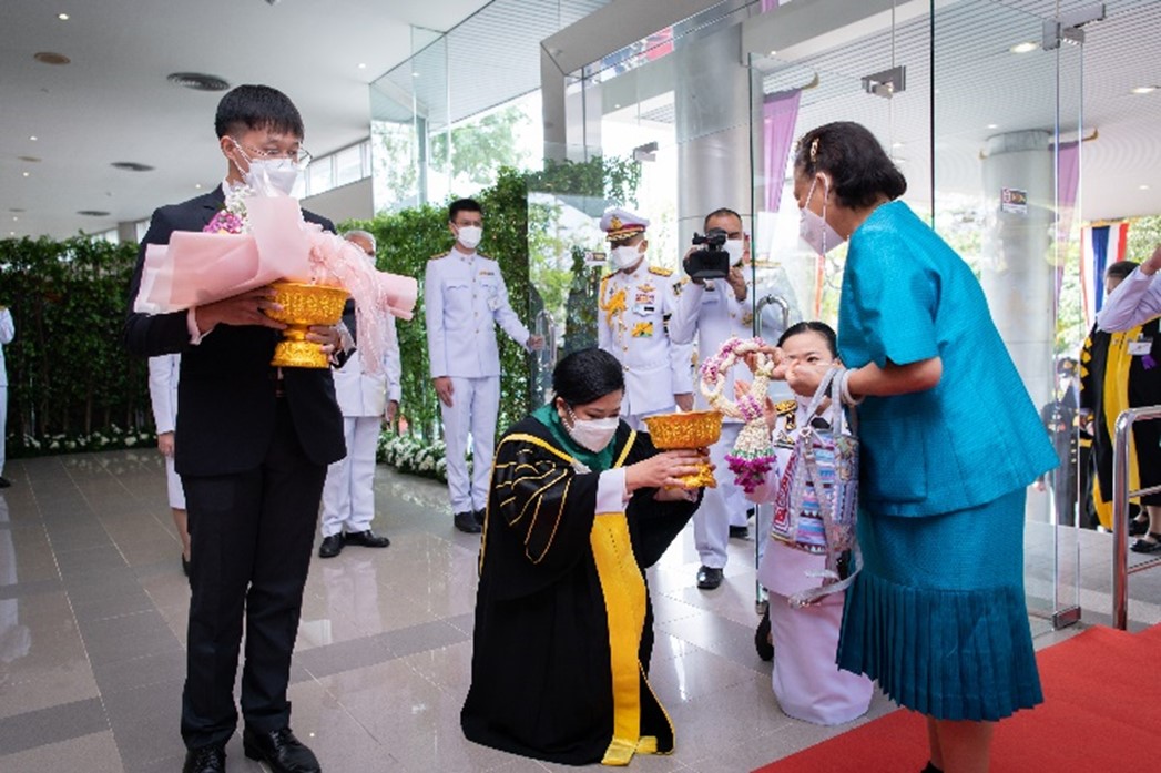 พิธีพระราชทานปริญญาบัตร สถาบันบัณฑิตพัฒนบริหารศาสตร์ ครั้งที่ 44