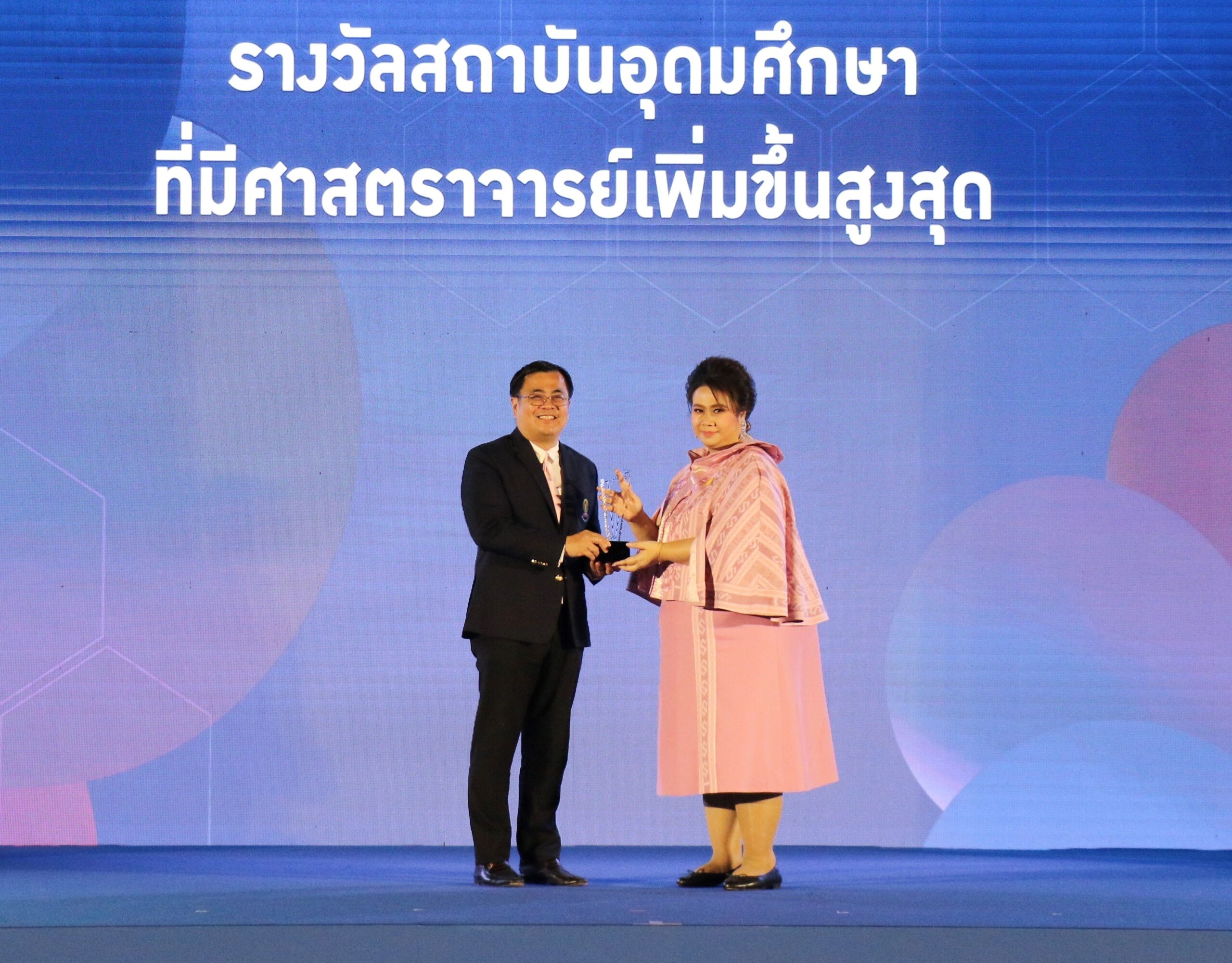 คณบดีคณะพาณิชยศาสตร์และการบัญชีจุฬาฯรับรางวัลใหญ่2รางวัลดีเด่น