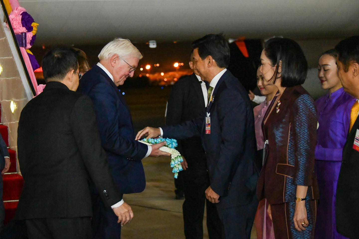 ประธานาธิบดีเยอรมัน และภริยา พร้อมคณะ เดินทางถึงประเทศไทยในช่วงค่ำวันที่ 24 มกราคม 2024 โดยมีนายปานปรีย์ พหิทธานุกร รองนายกรัฐมนตรี และรัฐมนตรีว่าการกระทรวงการต่างประเทศให้การต้อนรับ