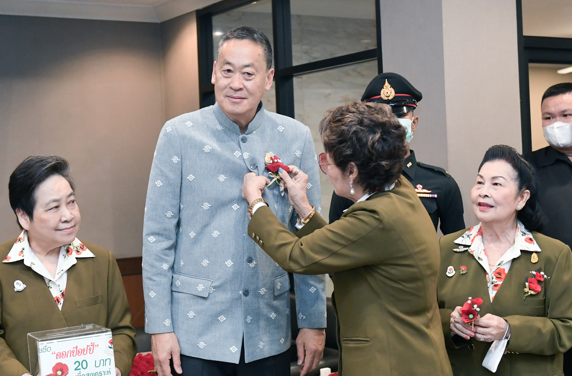 เศรษฐา รับมอบ “ดอกป๊อปปี้” ระลึกวันทหารผ่านศึก