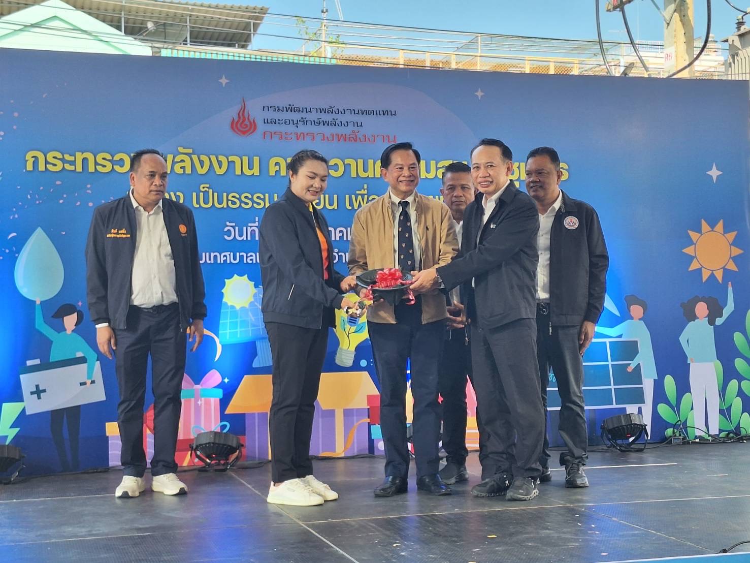 พีระพันธุ์ ลงพื้นที่ จ.ชุมพร แนะเกษตรกร-บ้านเรือนประชาชนในชนบท ติดโซลาร์รูฟแทนใช้ไฟรัฐ