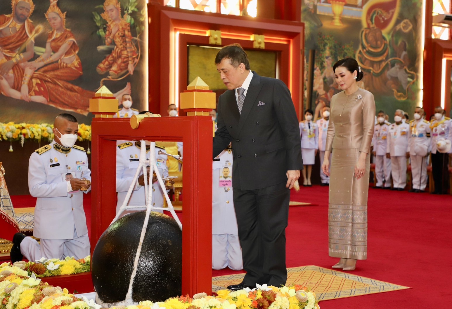 ในหลวง พระราชินี ทรงตัดหวายลูกนิมิตอุโบสถกลางน้ำ วัดศรีรัตนธรรมาราม