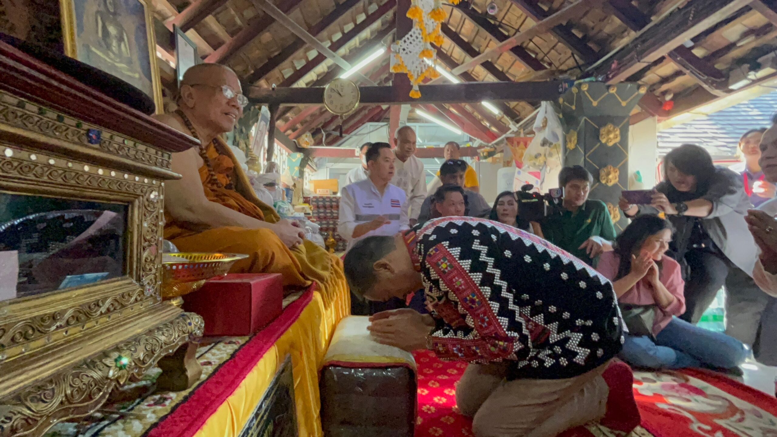 เศรษฐา แวะพระธาตุดอยคำ ขอพรหลวงพ่อทันใจ ให้บ้านเมืองเจริญรุ่งเรือง