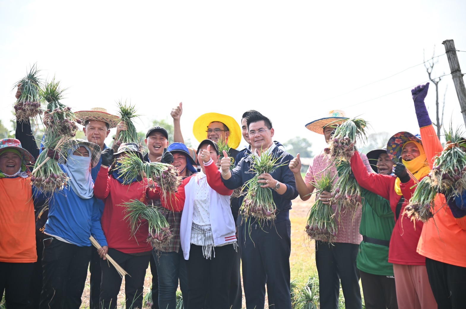 หอมแดงล้นตลาด “ภูมิธรรม” ดึงห้าง-ปั๊มน้ำมันช่วยขาย 6.8 ตัน