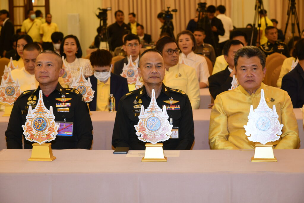 พิธีมอบตราสัญลักษณ์งานเฉลิมพระเกียรติพระบาทสมเด็จพระเจ้าอยู่หัว