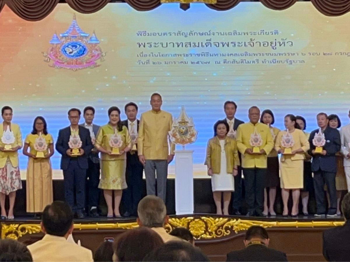นายกฯ มอบตราสัญลักษณ์งานเฉลิมพระเกียรติพระบาทสมเด็จพระเจ้าอยู่หัว พระราชพิธีมหามงคล เฉลิมพระชนมพรรษา 6 รอบ