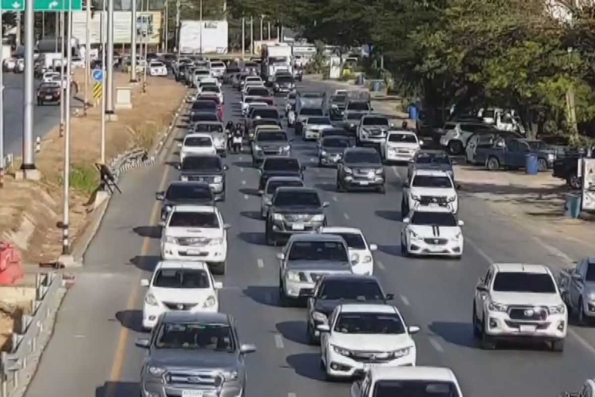 ถนนมิตรภาพรถยังหนาแน่น เปิดช่องทางพิเศษหลายจุด เร่งระบายรถที่สะสม