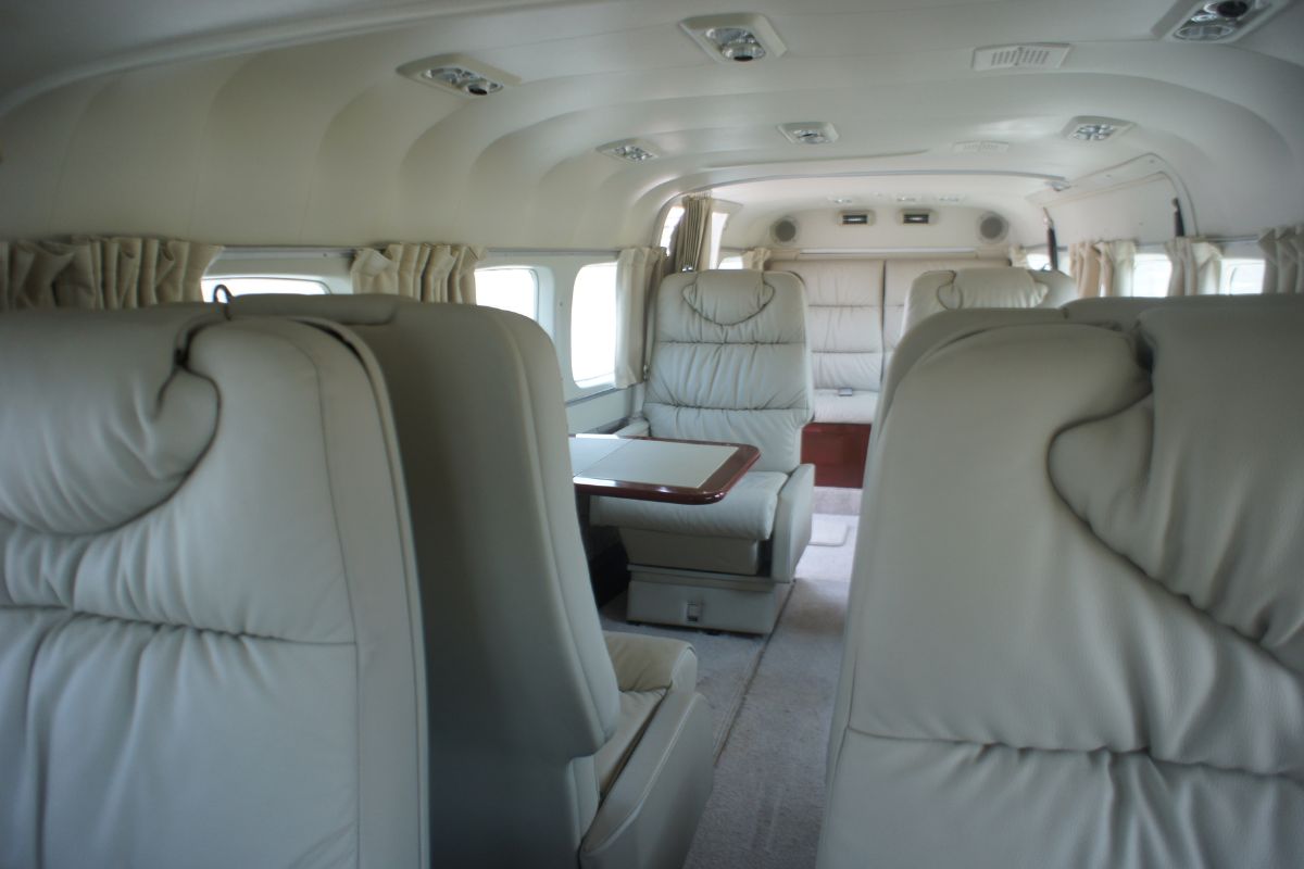 ห้องโดยสารเครื่องบินเซสน่าได้รับการออกแบบให้มีที่นั่งกว้างขวาง แบ่งเป็นสองที่นั่งต่อแถว ฝั่งละ 1 ที่นั่ง