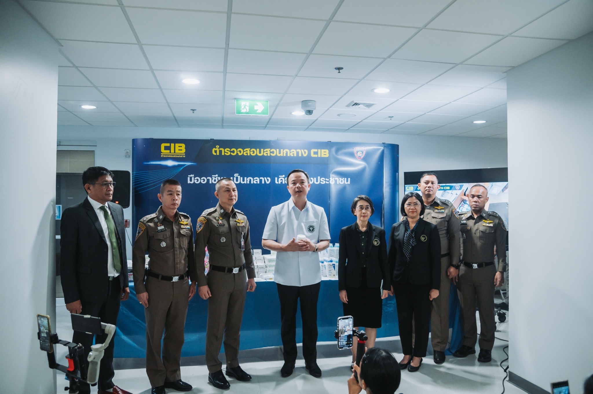 อย.ทลายโกดังทุนจีนยึดเครื่องสำอางปลอมแบรนด์ดังสารพัดยี่ห้อ