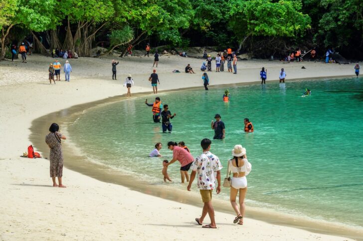 นักท่องเที่ยวกำลังเดินเล่นและเล่นน้ำ บนชายหาดเกาะห้อง