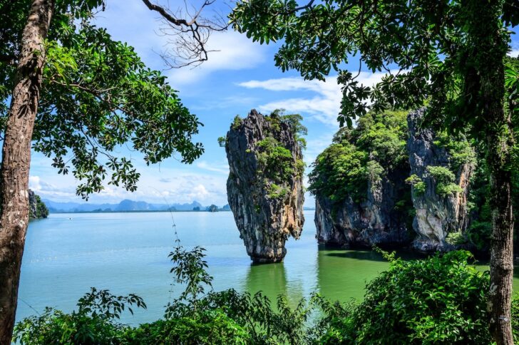 THAILAND-TOURISM-PHANG NGA-JAMES BOND ISLAND เขาตาปู อยู่ในเขตอุทยานแห่งชาติอ่าวพังงา มีชื่อเรียกว่า “เกาะตะปู” ตามลักษณะของเกาะซึ่งเป็นเขาหินปูนที่ถูกกัดกร่อนฐานมีลักษณะคล้ายกับตะปู แต่ชาวต่างชาติจะรู้จักกันในนาม เกาะเจมส์บอนด์ (James Bond Island) เพราะเป็นที่ถ่ายทำภาพยนตร์เจมส์ บอนด์ 007 ตอน เพชฌฆาตปืนทอง (The Man with the Golden Gun) เมื่อปี พ.ศ.2517