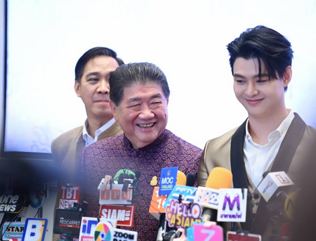 นายภูมิธรรม เวชยชัย