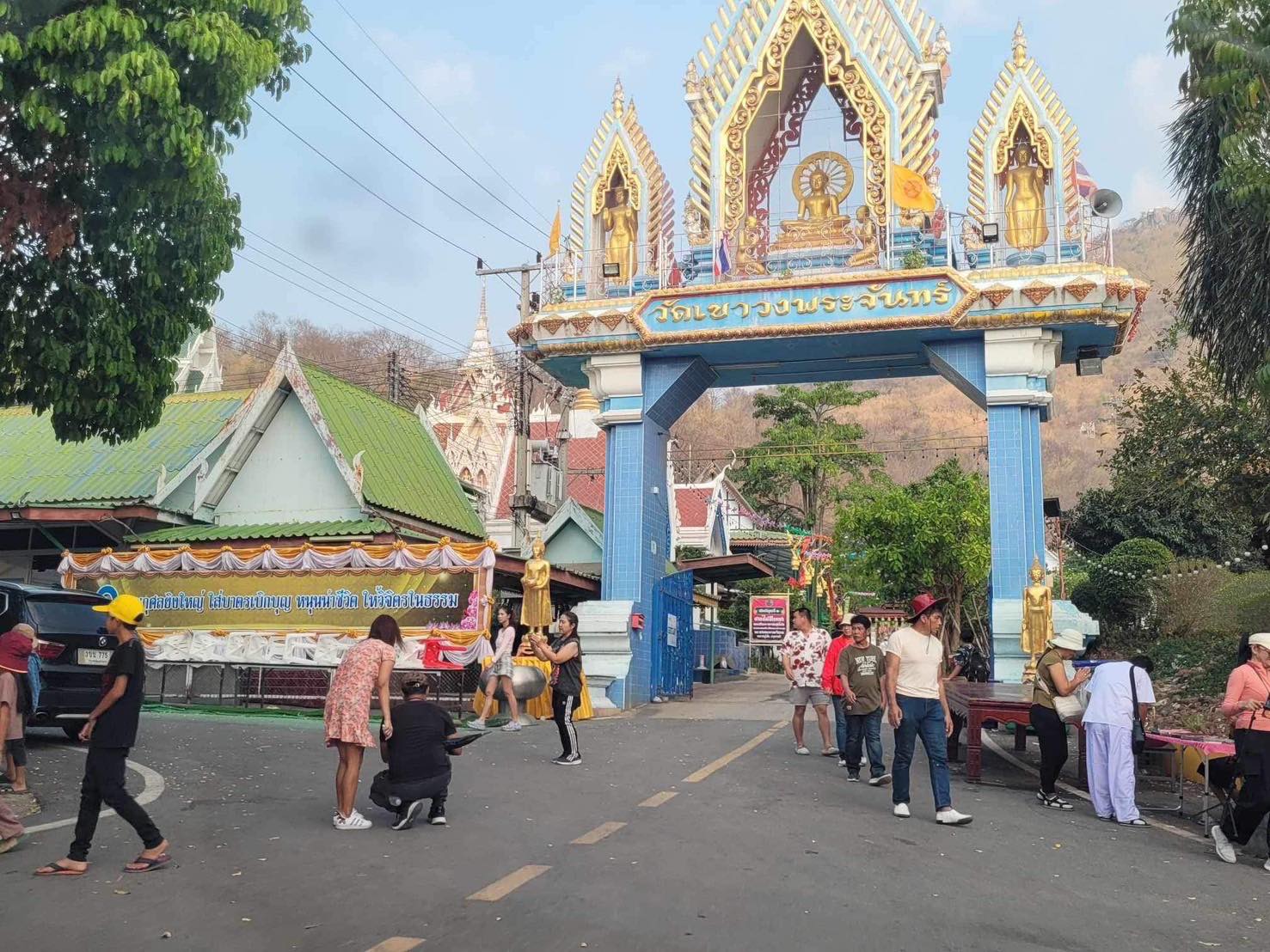 คนแห่ขึ้น “เขาวงพระจันทร์” ทิ้งทวน ร้านค้าสุดคึกคักที่พักเต็มข้ามตำบล