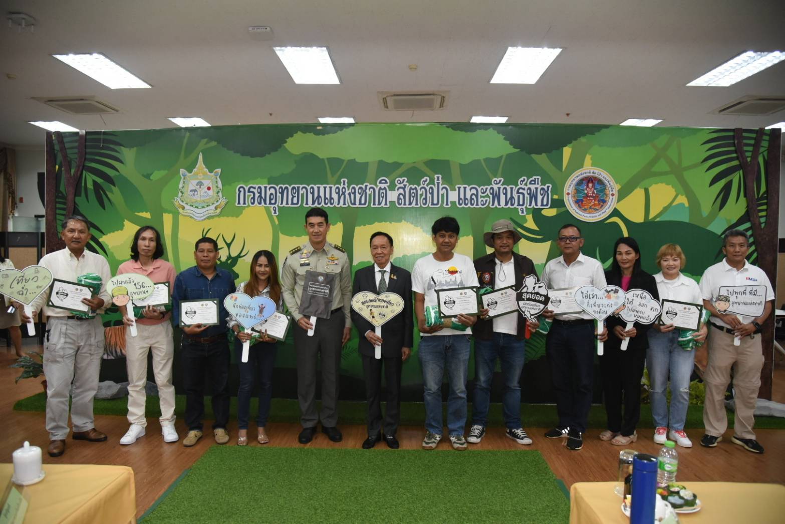 “พัชรวาท“ มอบรางวัล 8 นักท่องเที่ยว เก็บตราประทับอุทยานครบ 156 แห่งทั่วไทย