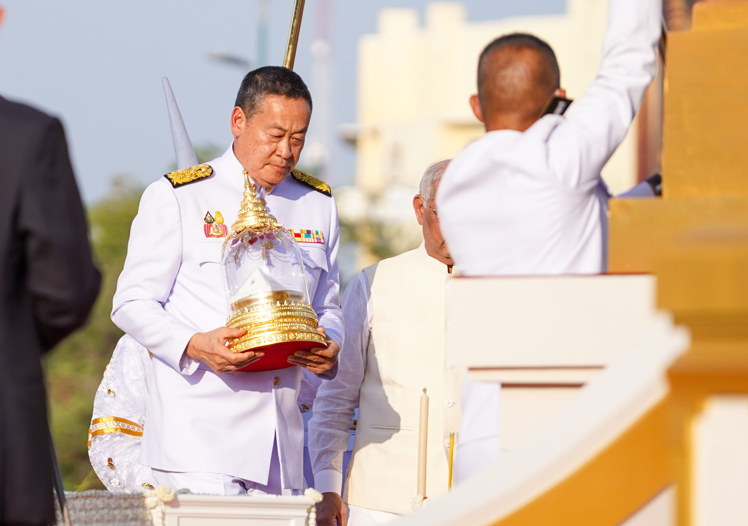 สมเด็จพระสังฆราชเสด็จอัญเชิญพระบรมสารีริกธาตุสู่ท้องสนามหลวง