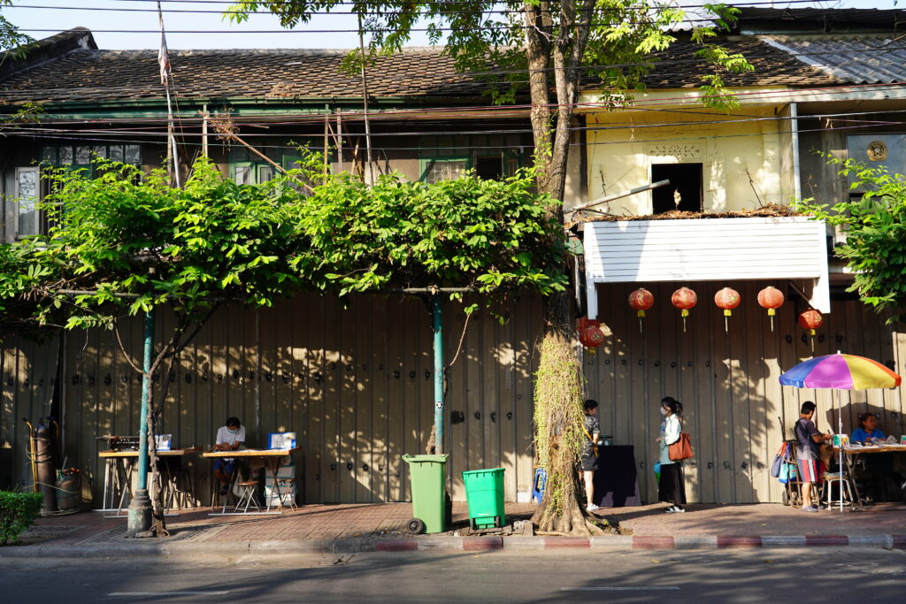 เวิ้งเฉลิมบุรี ต้นถนนเยาวราชฝั่งขวา บริเวณแยกหมอมี ระหว่างถนนลำพูนไชยและถนนทรงสวัสดิ์