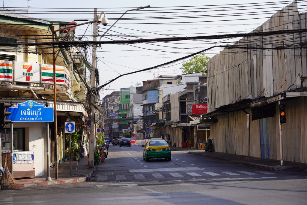เวิ้งเฉลิมบุรี ต้นถนนเยาวราชฝั่งขวา บริเวณแยกหมอมี ระหว่างถนนลำพูนไชยและถนนทรงสวัสดิ์