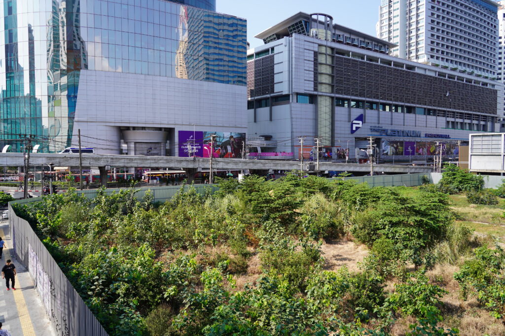 ตลาดเฉลิมลาภ ย่านประตูน้ำ