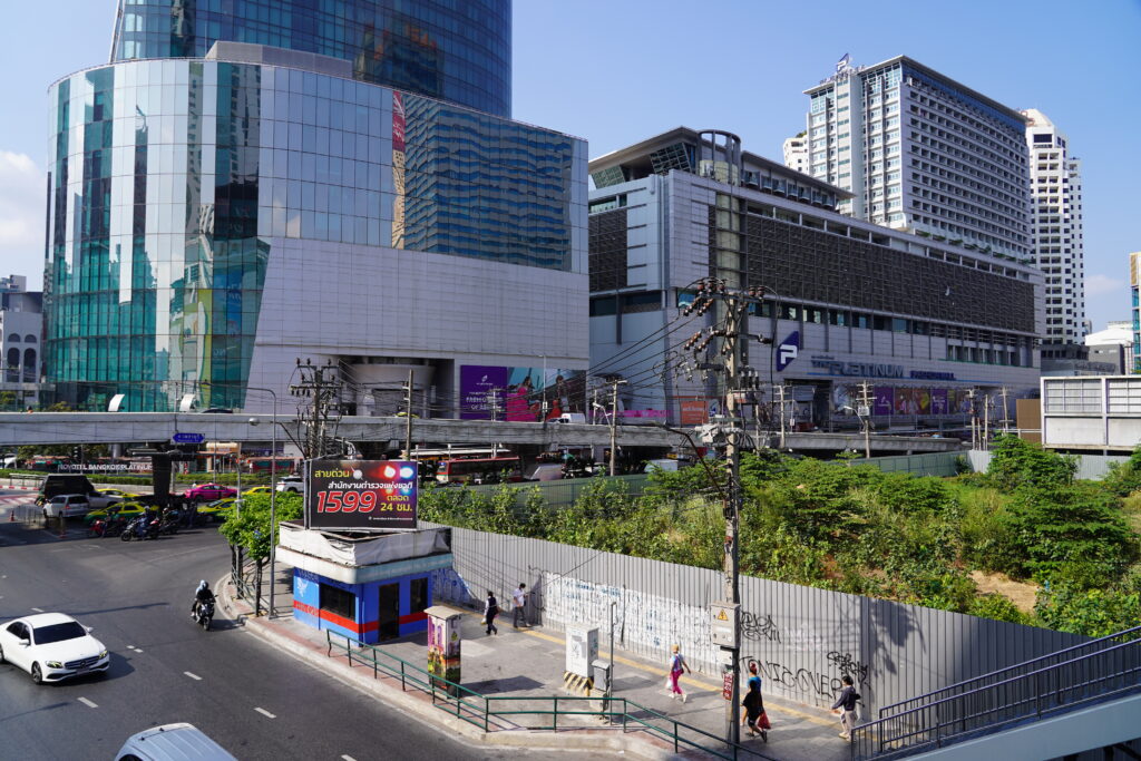 ตลาดเฉลิมลาภ ย่านประตูน้ำ