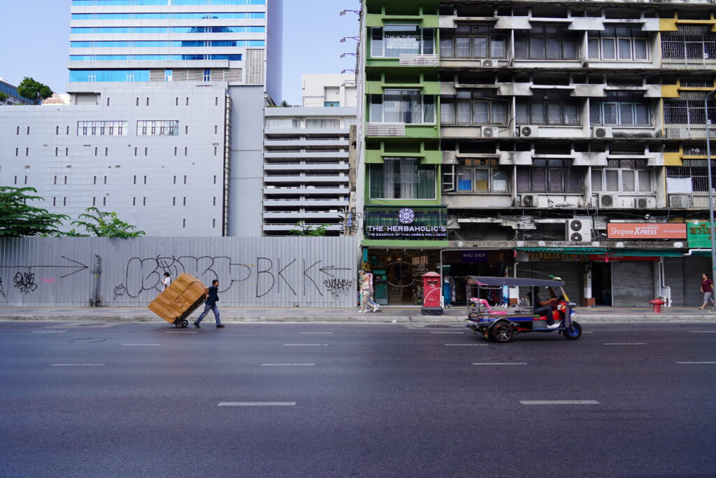 ตลาดเฉลิมลาภ ย่านประตูน้ำ