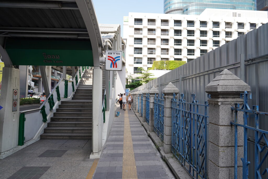 ที่ดินแปลงสี่เหลี่ยมผืนผ้า ริมถนนเพลินจิต ติดกับรถไฟฟ้า BTS สถานีชิดลม