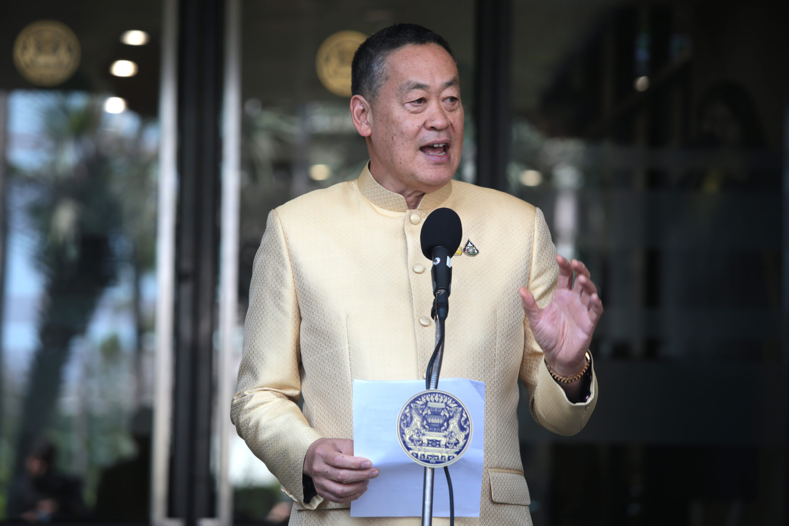 เศรษฐา สั่งการ ครม.-หน่วยงานรัฐ ใส่เสื้อสีเหลืองตราสัญลักษณ์ทุกวันจันทร์