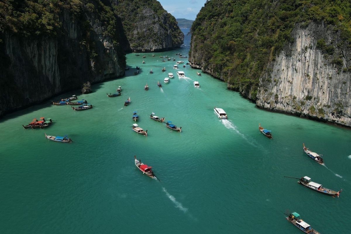 ภาพมุมสูงอ่าวปิเละ เกาะพีพีเล มีเรือท่องเที่ยวจำนวนมากอยู่ภายในอ่าว