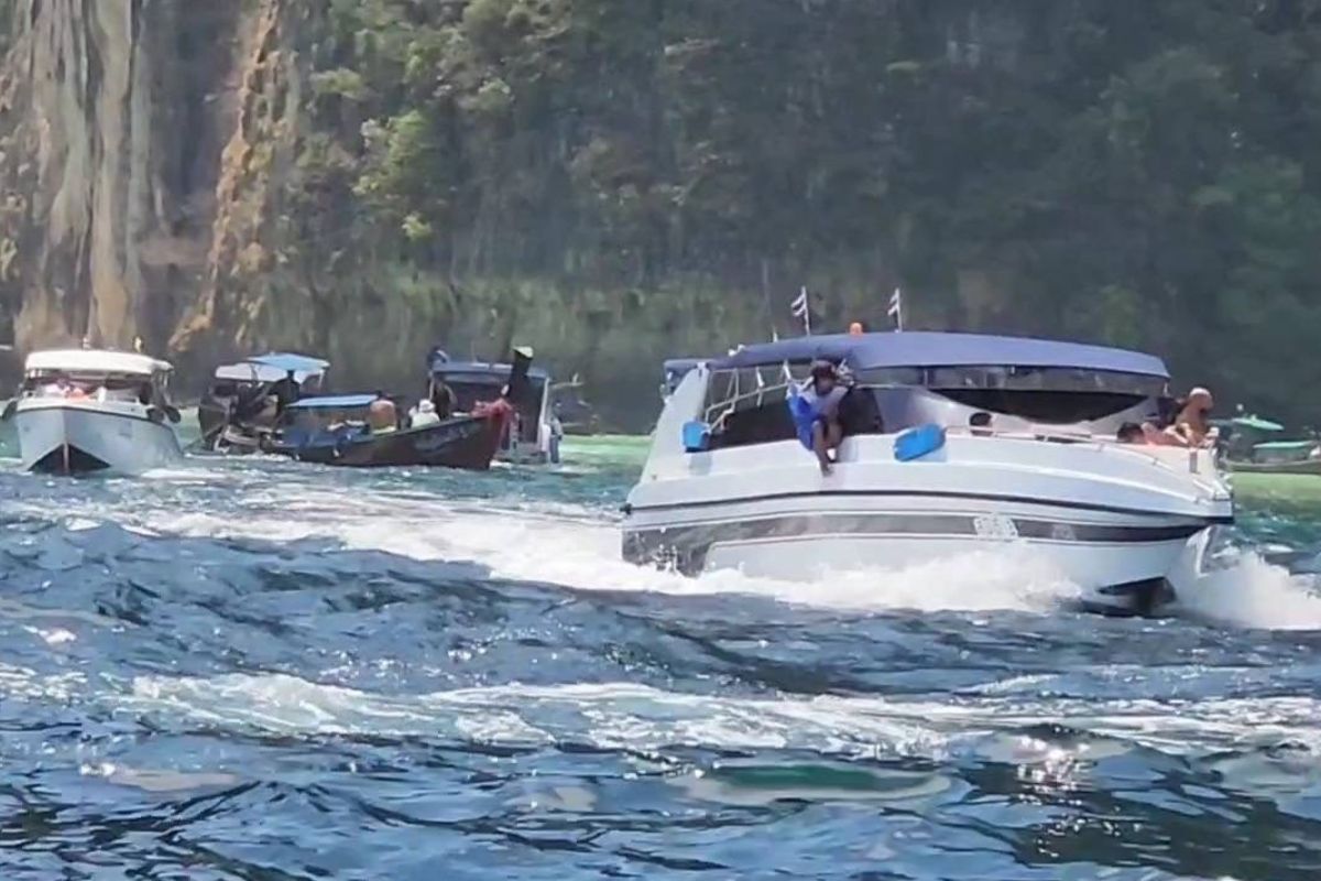 เรือสปีดโบ๊ทและเรือหางยาวแล่นต่อๆ กัน