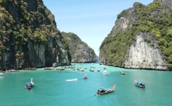 ภาพมุมสูงอ่าวปิเละ เกาะพีพีเล มีเรือท่องเที่ยวจำนวนมากอยู่ภายในอ่าว