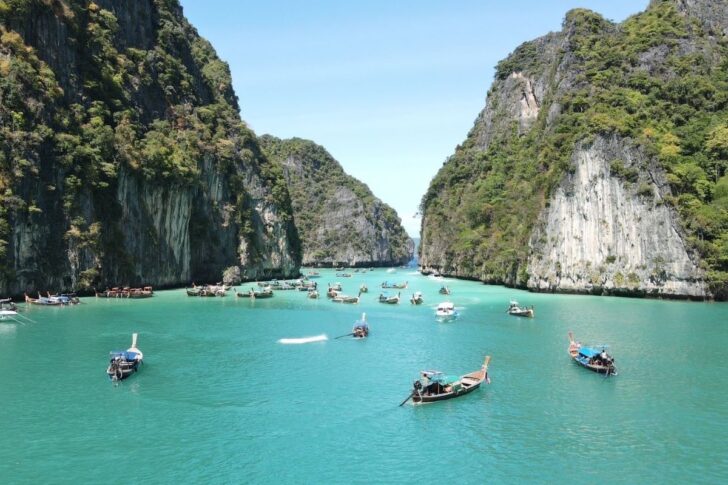 PHI PHI ภาพมุมสูงอ่าวปิเละ เกาะพีพีเล มีเรือท่องเที่ยวจำนวนมากอยู่ภายในอ่าว