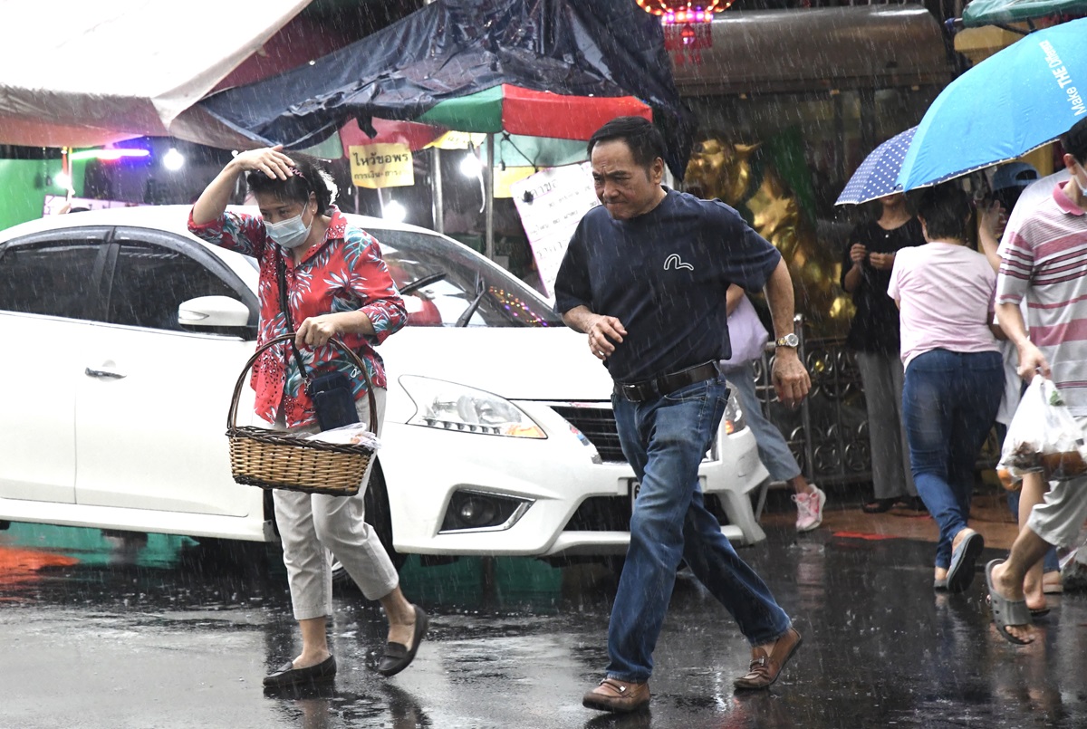 กรมอุตุฯเตือน หลายจังหวัดมีฝนตก ลมแรง ฟ้าผ่า ลูกเห็บตก 24-26 ก.พ.นี้