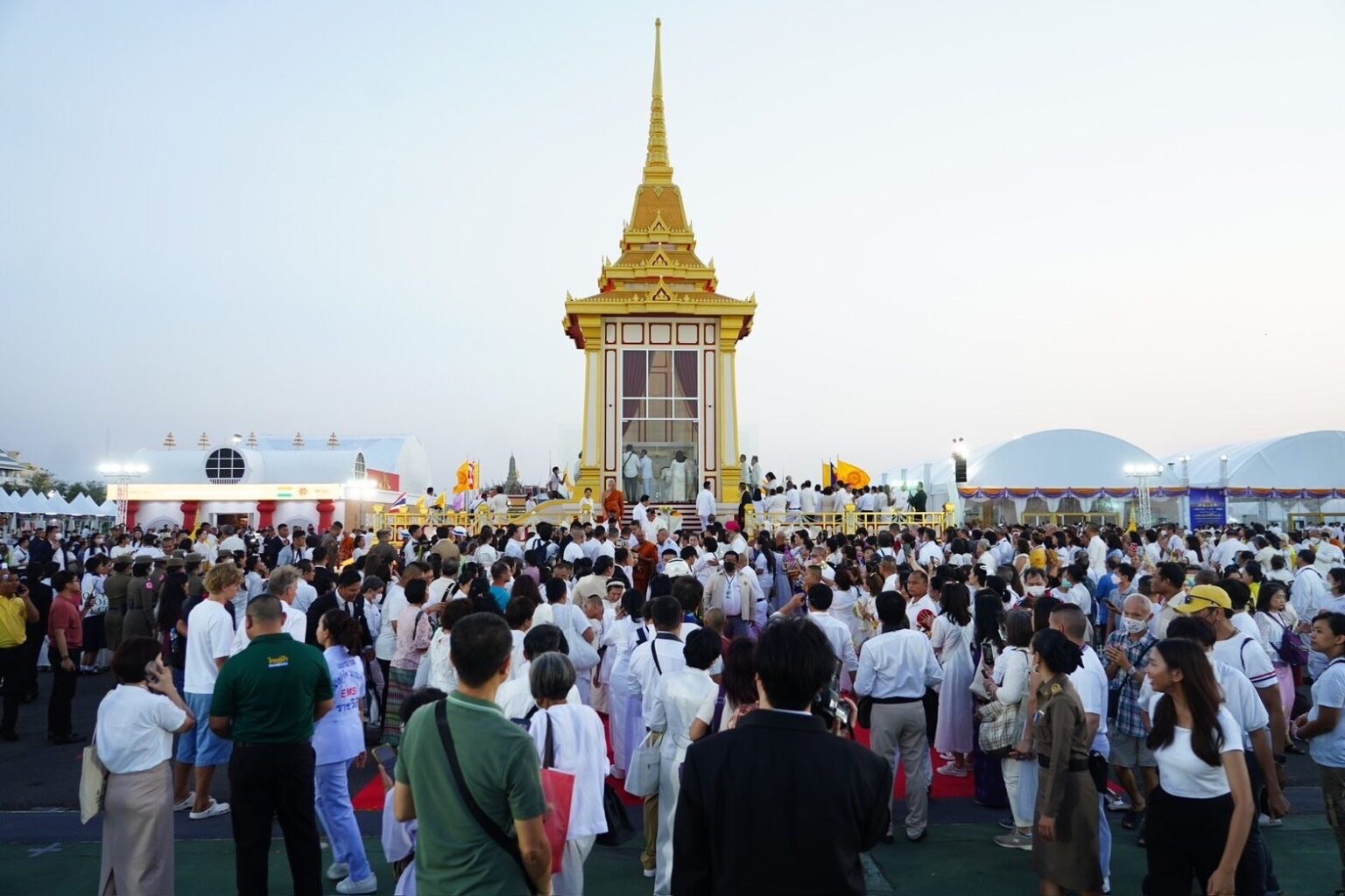 สักการะพระบรมสารีริกธาตุ สนามหลวง วิธีการเดินทาง สถานที่จอดรถ
