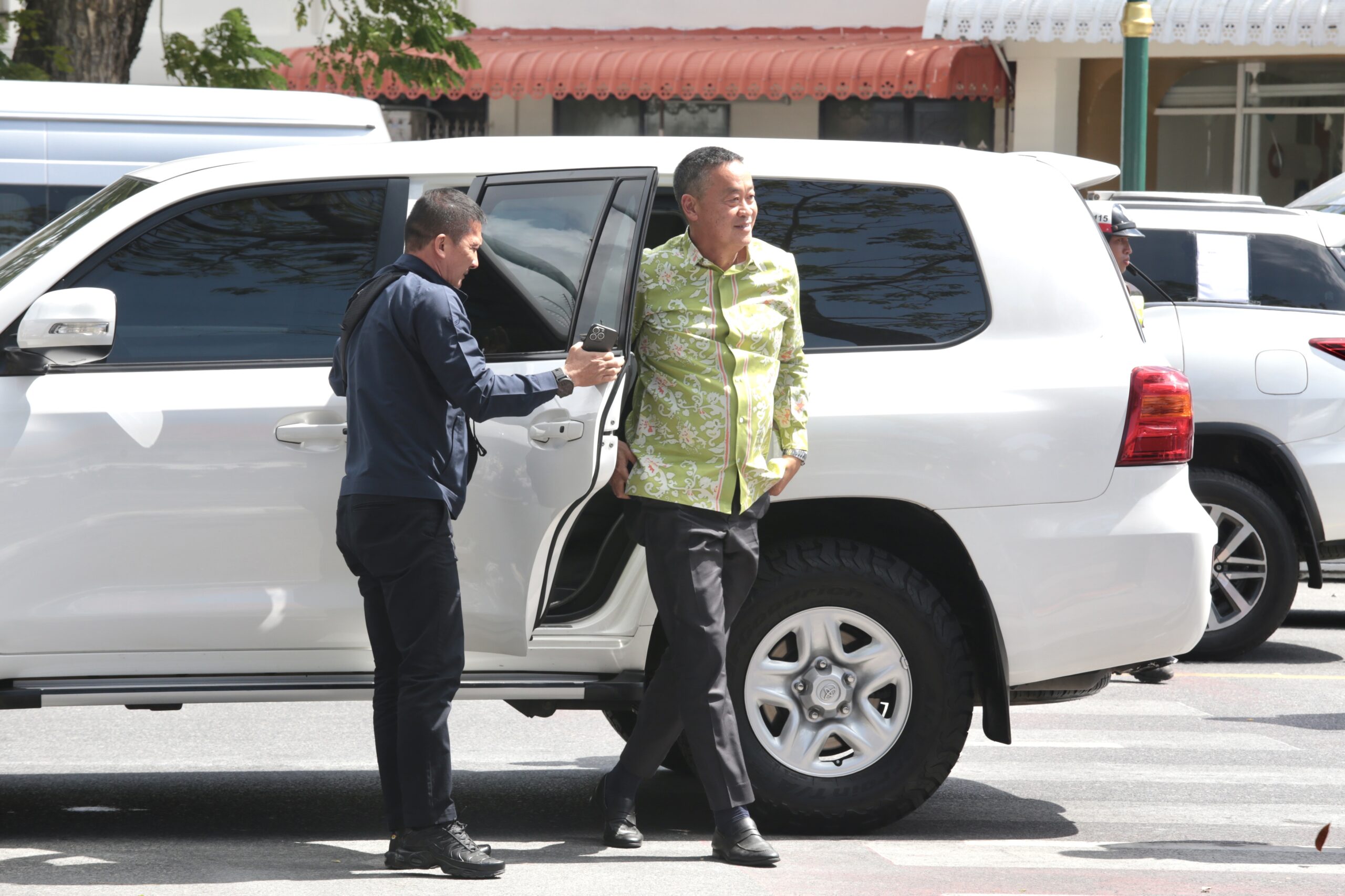 เศรษฐา นั่งรถกันกระสุน ลงพื้นที่จังหวัดชายแดนใต้ บิ๊กโจ๊ก รอรับ